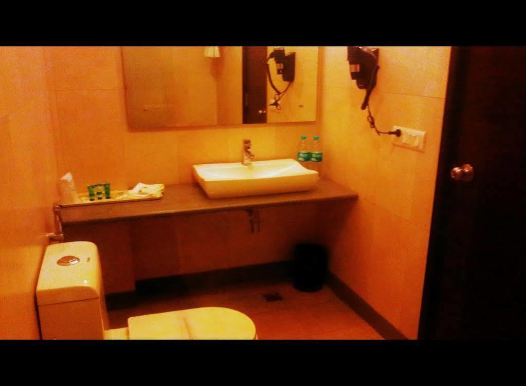 Siesta Basil - Okhla Hotel New Delhi Ngoại thất bức ảnh